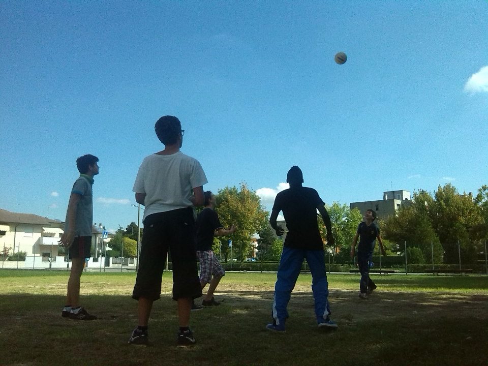 Ragazzi che giocano liberamente a pallavolo
